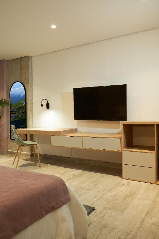 TV a/nebo společenská místnost v ubytování Eutopiq Hotel