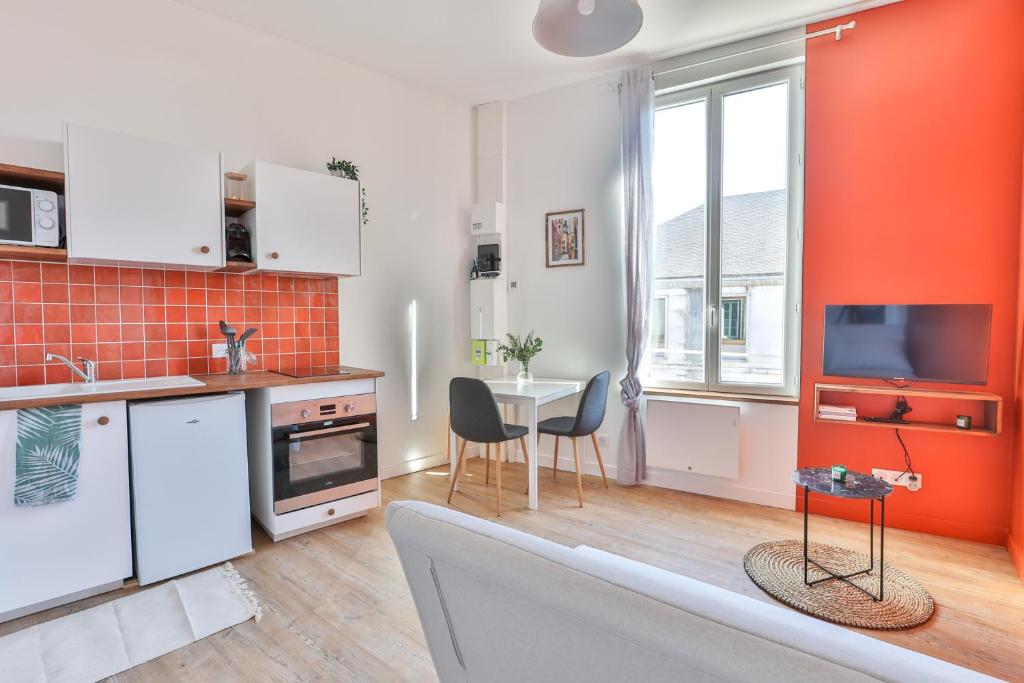 - une cuisine avec des appareils orange et blancs et une table dans l'établissement TERRA COTTA #Hypercentre #Charente #Parking, à Cognac