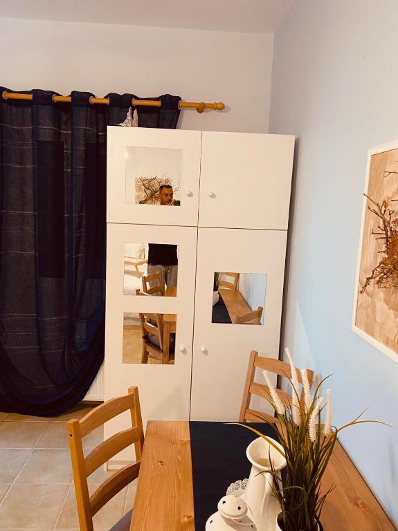 Kuchyň nebo kuchyňský kout v ubytování Kea Houses View - Μαγευτική Θέα στο Αιγαίο Πέλαγος ΦΟΙΡΑ ΚΑΤΩ ΜΕΡΙΑ ΚΕΑΣ