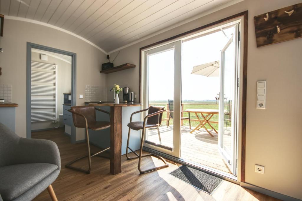 Posezení v ubytování Schäferwagen Tiny House auf dem Friesenhof