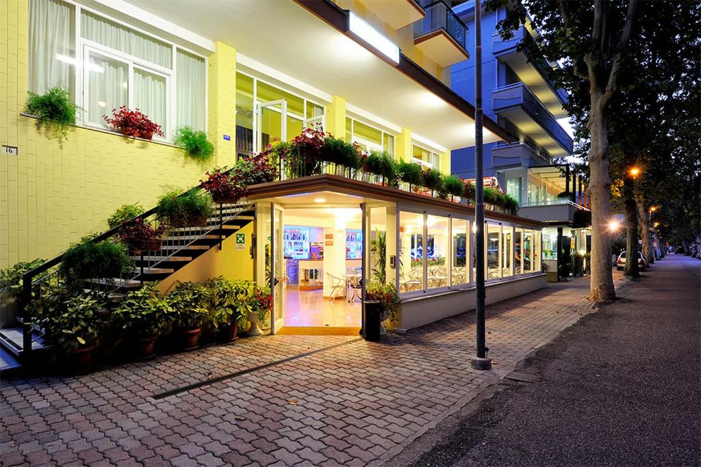 里米尼的住宿－薩摩亞酒店，街道边有植物的建筑