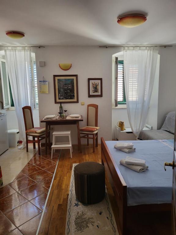 a living room with a bed and a dining room at studio Fani in Makarska