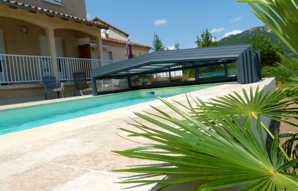 Bazén v ubytovaní Maison de 3 chambres avec piscine partagee jardin amenage et wifi a Nant alebo v jeho blízkosti