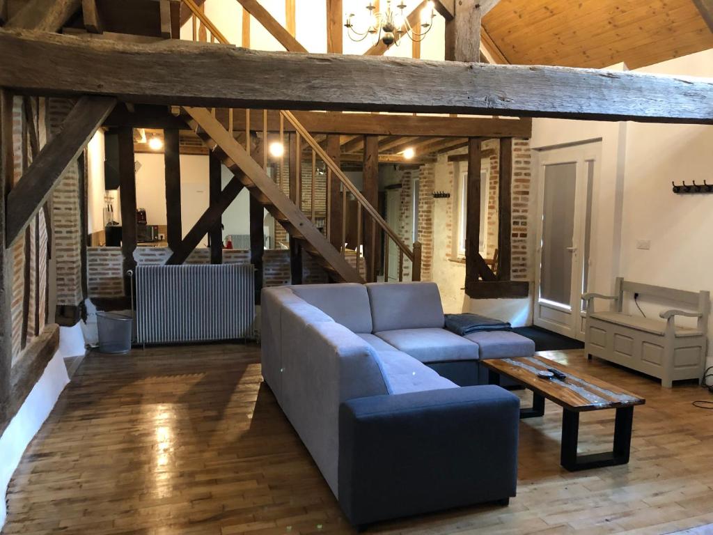 a living room with a couch and a table at Gîte les cerfs in Bracieux