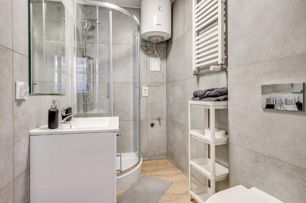 łazienka z toaletą, umywalką i prysznicem w obiekcie Central Platinum Apartments 27 w Rybniku