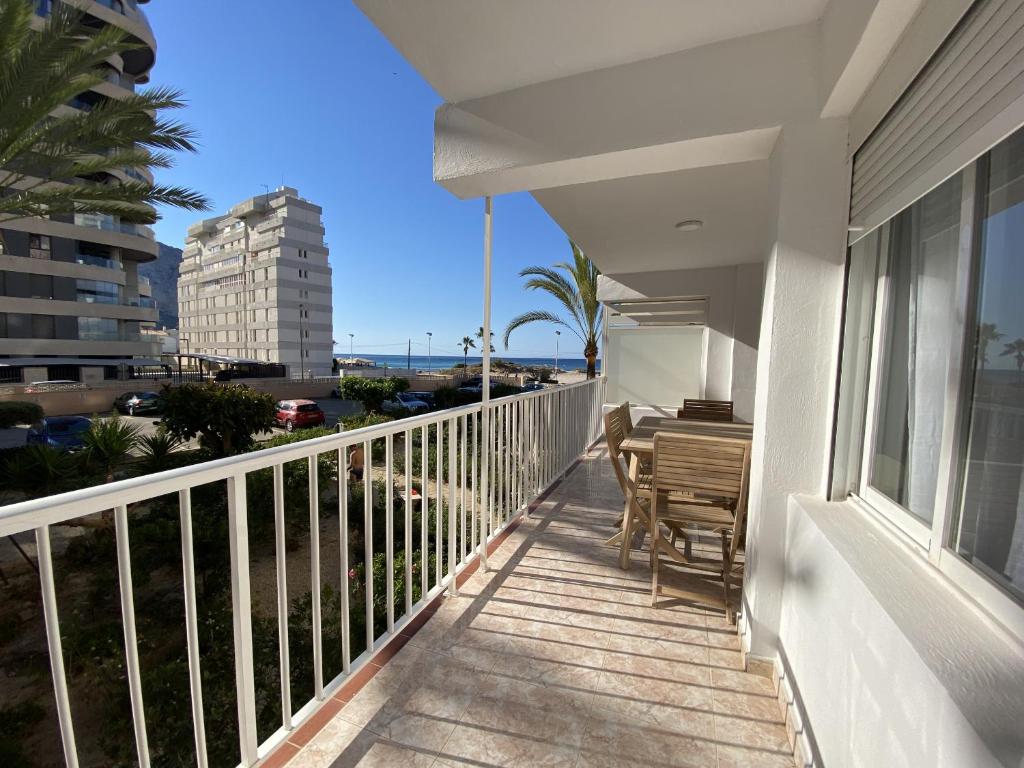 - un balcon d'une maison avec une table et des chaises dans l'établissement Apartamento en primera linea en Calpe, à Calp