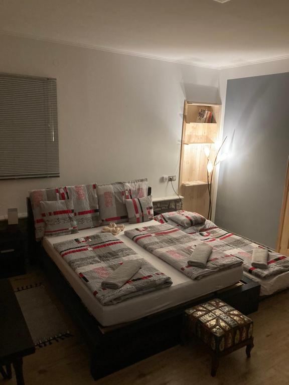 Łóżko lub łóżka w pokoju w obiekcie Bé-La 2 Vendégház