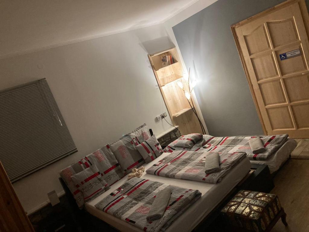Łóżko lub łóżka w pokoju w obiekcie Bé-La 2 Vendégház