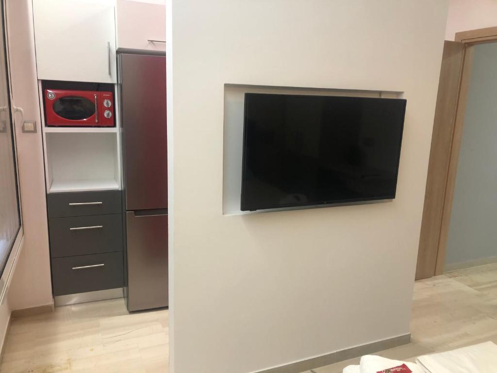 TV a/nebo společenská místnost v ubytování ROYAL RED SUITE NO 1, PIRAEUS PORT