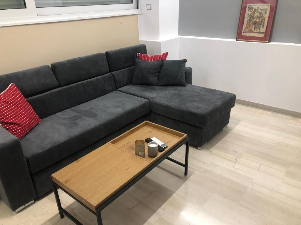 Posezení v ubytování ROYAL RED SUITE NO 1, PIRAEUS PORT