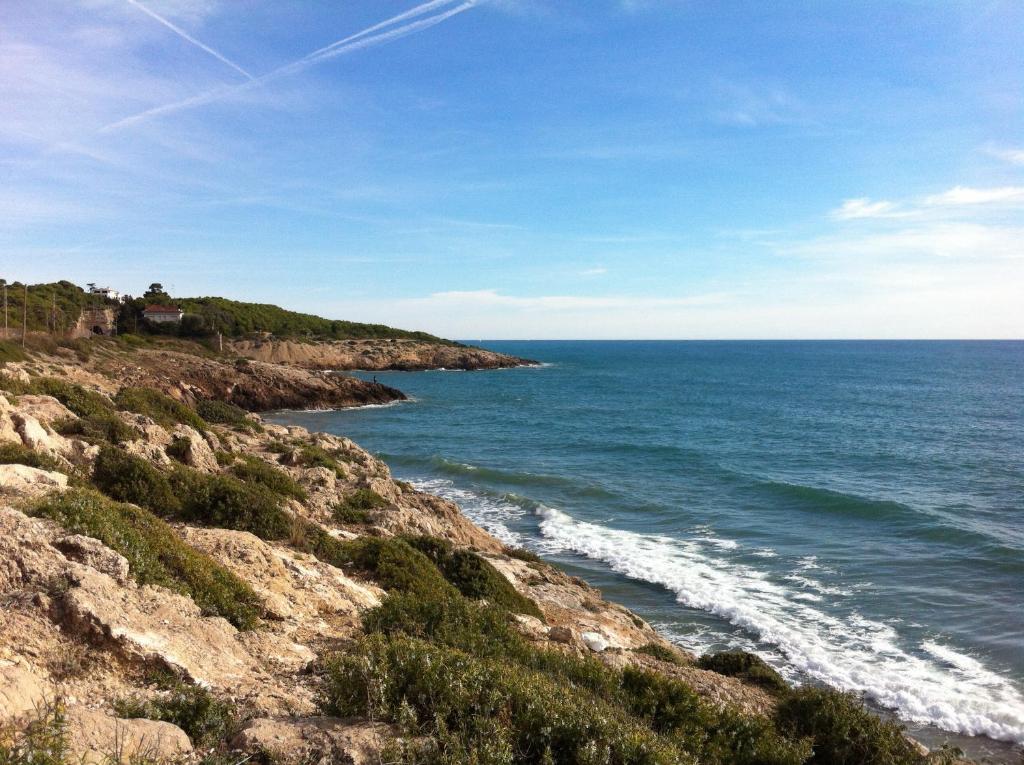 una playa rocosa con vistas al océano en Luxury Villa Gaudí by HLCLUB Agency, en Vilanova i la Geltrú