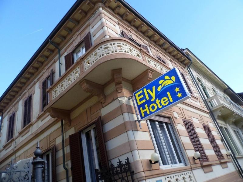 uma placa de hotel na lateral de um edifício em Hotel Ely em Viareggio