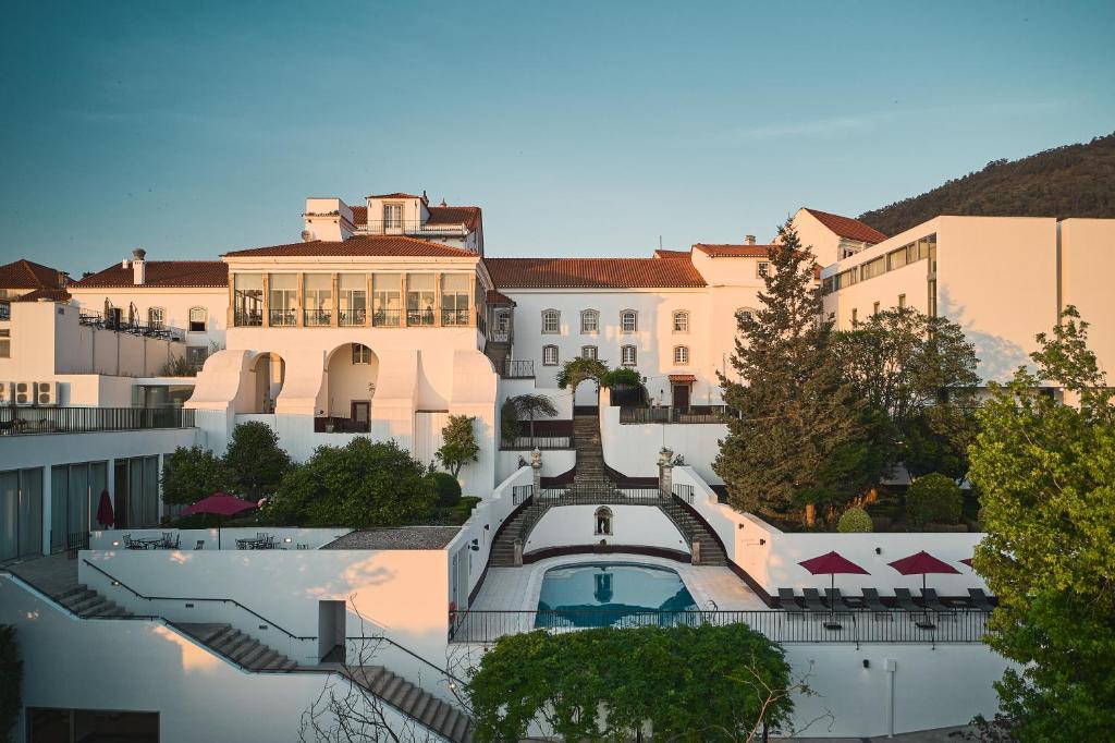 - une vue aérienne sur un bâtiment avec une piscine dans l'établissement Octant Lousa, à Lousã