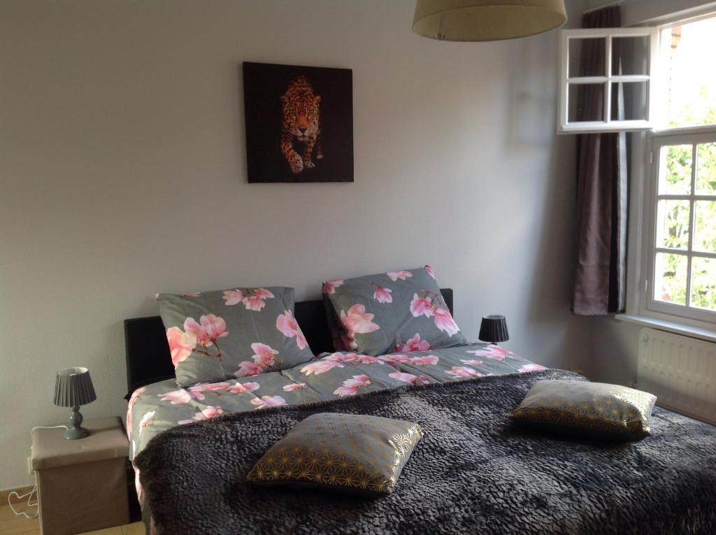 - une chambre avec un lit et 2 oreillers dans l'établissement Holiday Home 't Beertje, à Bruges