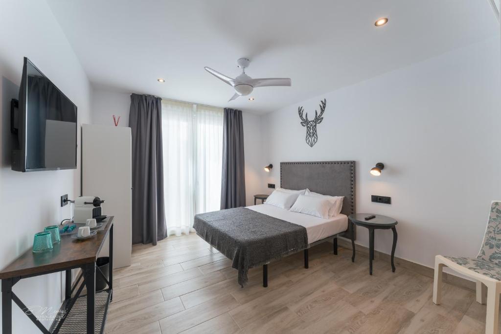 A bed or beds in a room at La Posada del Teatro H Boutique Parking Gratis