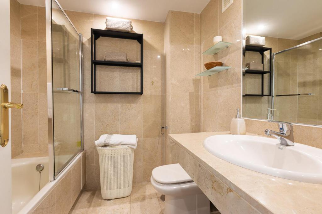 Fotografie z fotogalerie ubytování Beautiful 2 Bedroom Apartment near Puerto banus v destinaci Marbella