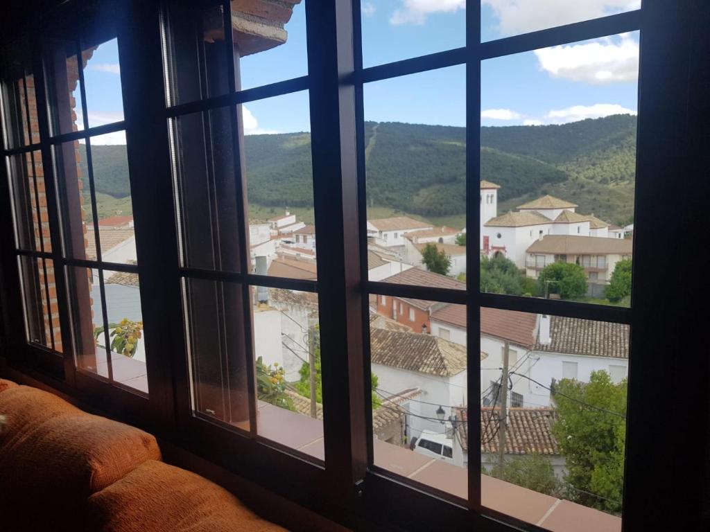 uma vista da cidade a partir de uma janela em las palomas em Tózar