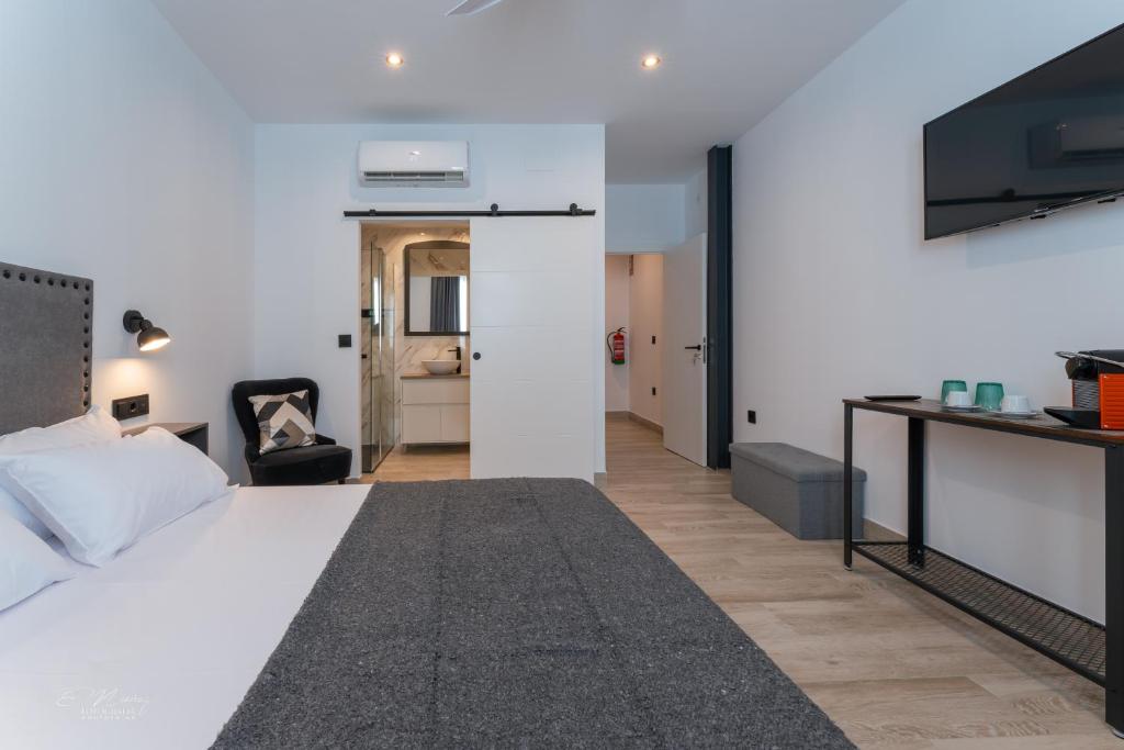 A bed or beds in a room at La Posada del Teatro H Boutique Parking Gratis