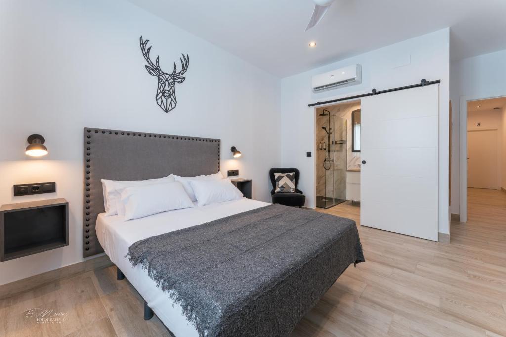A bed or beds in a room at La Posada del Teatro H Boutique Parking Gratis