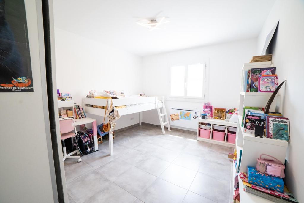Telewizja i/lub zestaw kina domowego w obiekcie VILLA COSYFAMILY PISCINE WIFI 15MIN PLAGE idéal FAMILLE - TopProsConciergerie