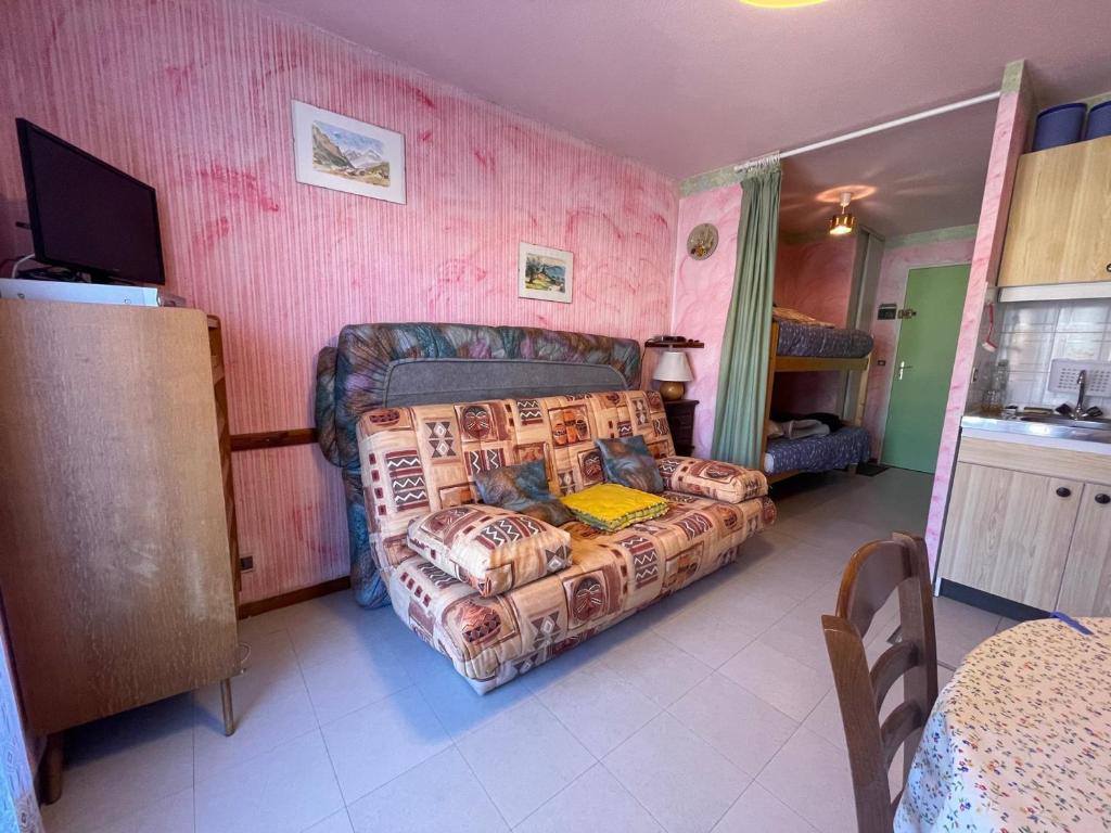 a bedroom with a bed in a room with pink walls at Studio Enchastrayes, 1 pièce, 4 personnes - FR-1-165A-137 in Enchastrayes