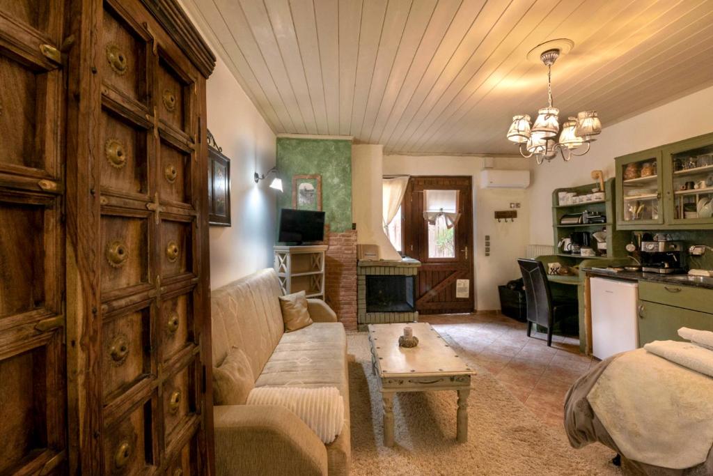 Lykovrisi Guest House - 2