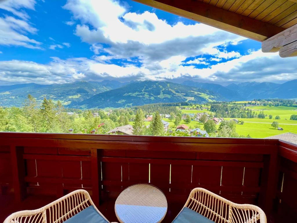 einen Balkon mit 2 Stühlen und Bergblick in der Unterkunft Mountain View Apartment in Ramsau am Dachstein