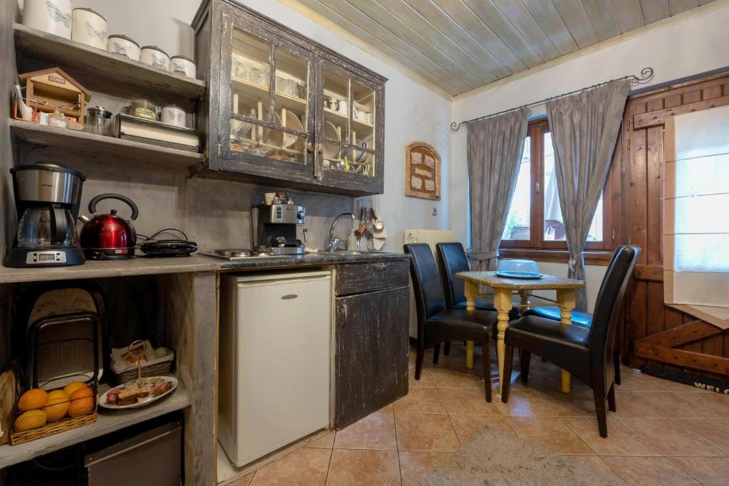 Lykovrisi Guest House - 19