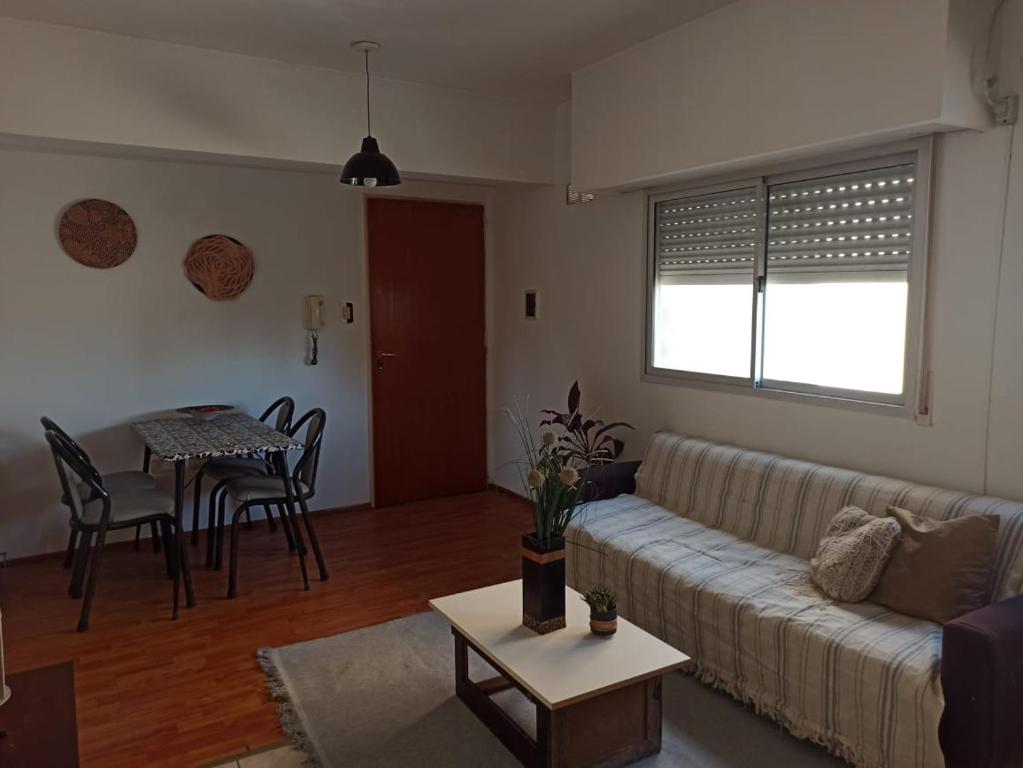 sala de estar con sofá y mesa en HERMOSO DEPARTAMENTO en Rosario