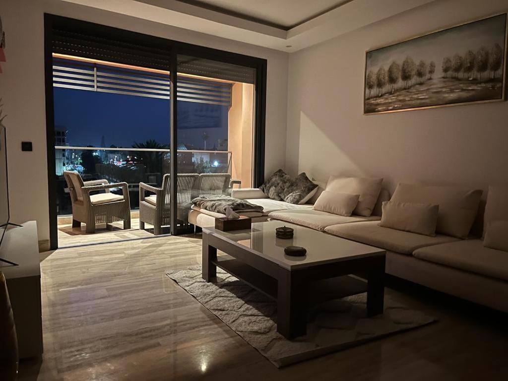 - un salon avec un canapé et une table dans l'établissement Superbe appartement à l Hivernage, à Marrakech
