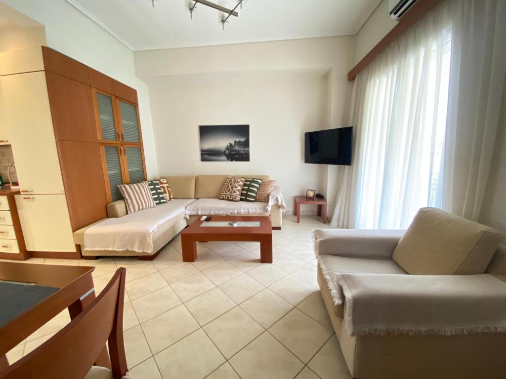 sala de estar con sofá y mesa en DiFan Sea Homes A5, en Agios Andreas - Mesenia