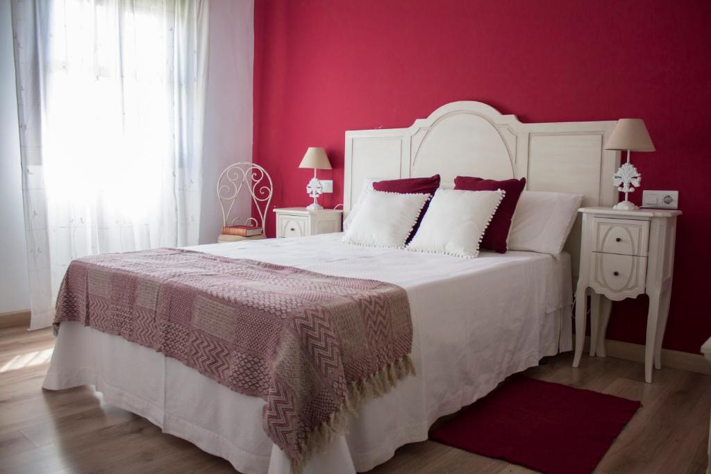 A bed or beds in a room at Luz del Tajo