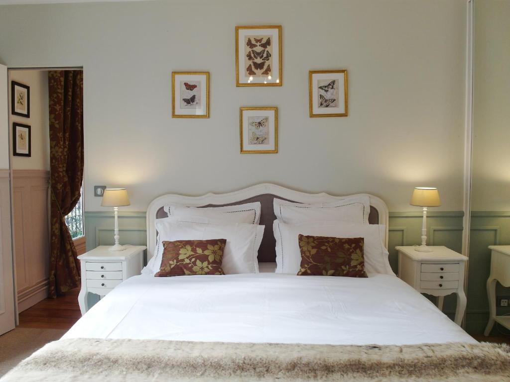 Postel nebo postele na pokoji v ubytování Chambre d hôte : Louvre Elegant Apt Suite