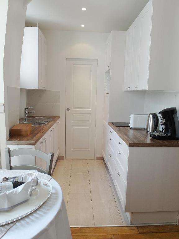 Kuchyň nebo kuchyňský kout v ubytování Chambre d hôte : Louvre Elegant Apt Suite