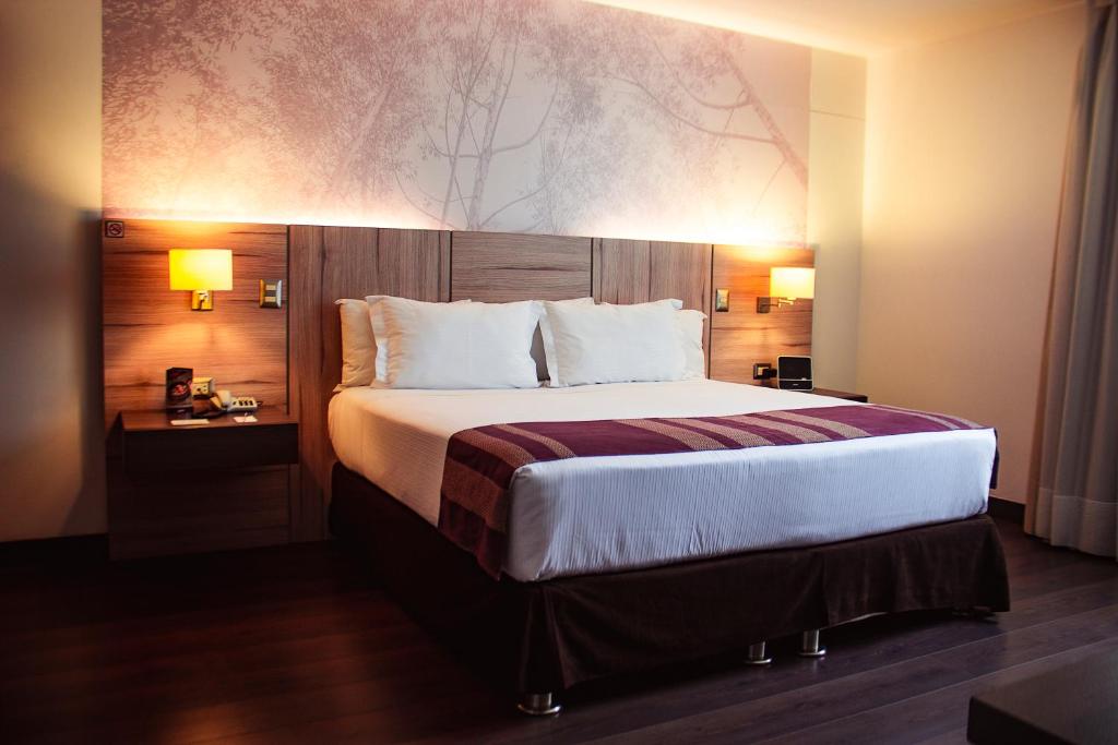 Postel nebo postele na pokoji v ubytování Aku Hotels