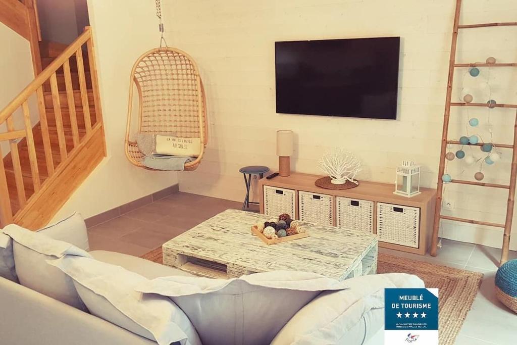 ル・テックにあるMaison SPA proche gare et centre villeのソファとテレビのあるリビングルーム