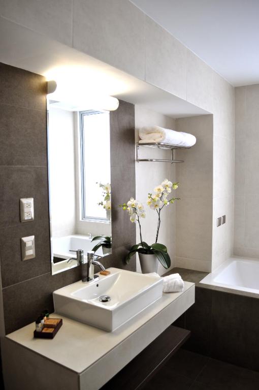 Postel nebo postele na pokoji v ubytování Aku Hotels