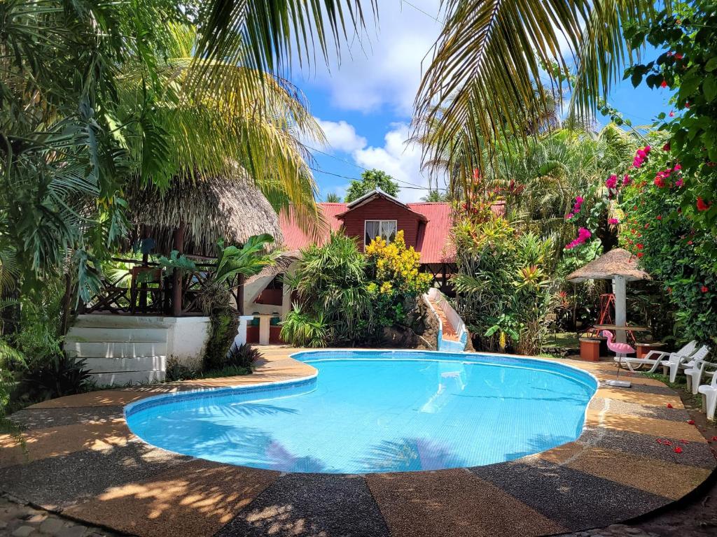 a swimming pool in the yard of a house at Hotel y Restaurante La Cabaña el Viajero in Castillo de San Felipe