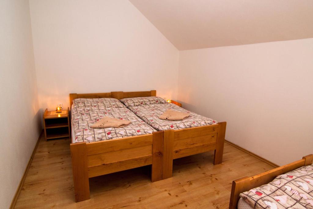 Posteľ alebo postele v izbe v ubytovaní Apartmány Ďurik