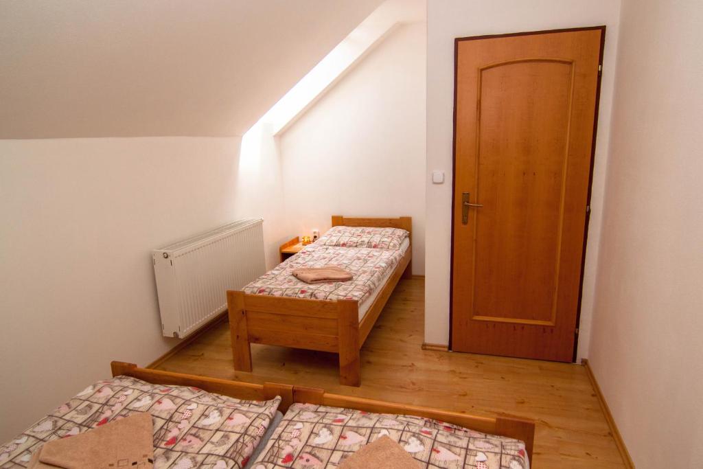 Posteľ alebo postele v izbe v ubytovaní Apartmány Ďurik