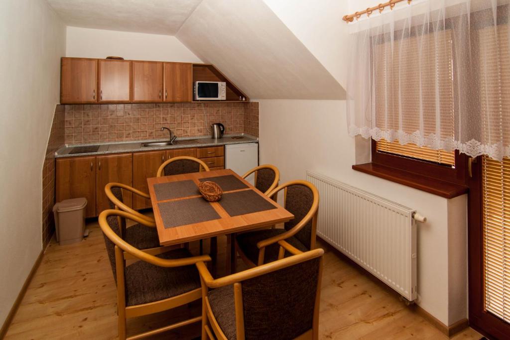 Kuchyňa alebo kuchynka v ubytovaní Apartmány Ďurik