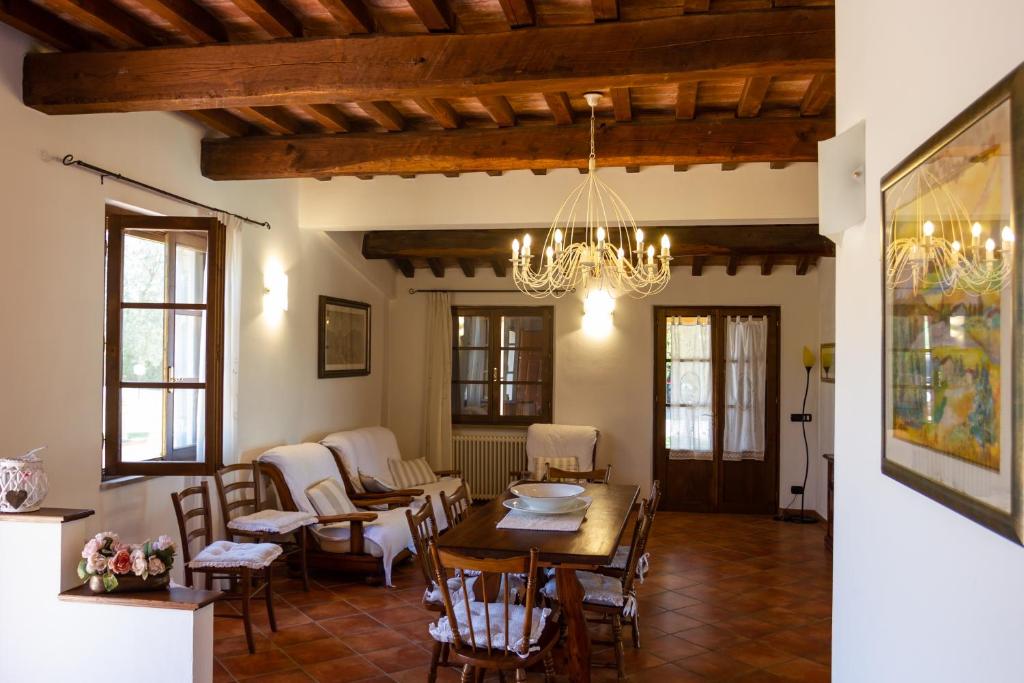 A seating area at CASE&COLLINE La Macchia