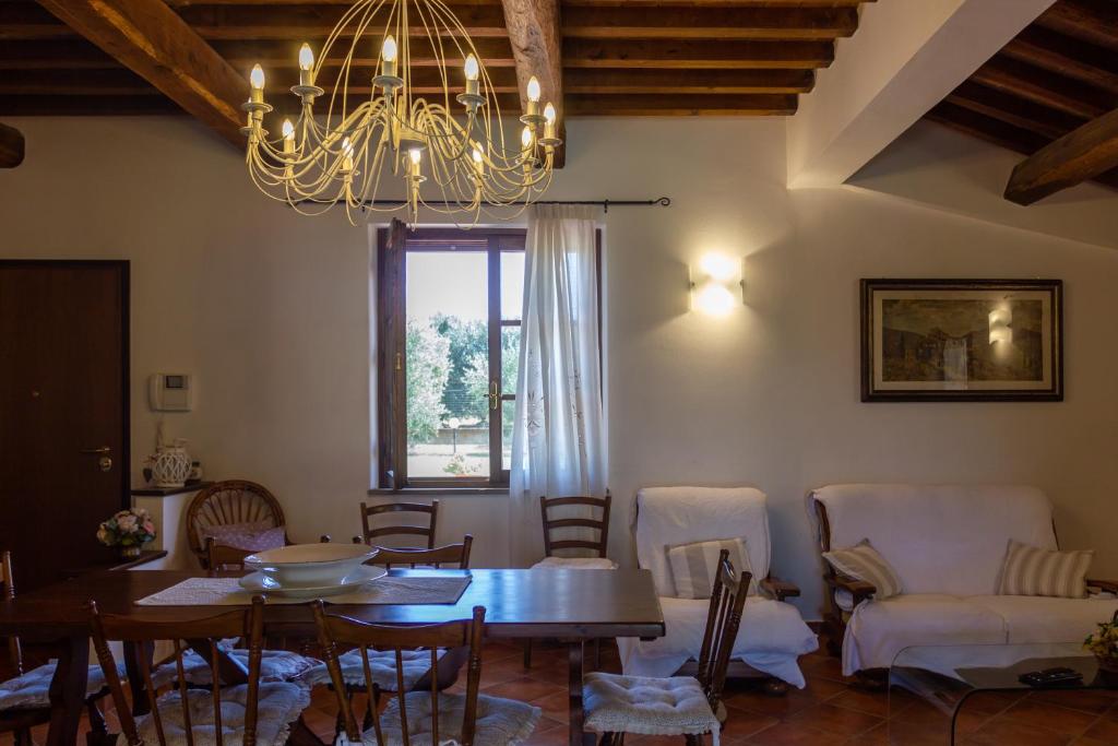 A seating area at CASE&COLLINE La Macchia