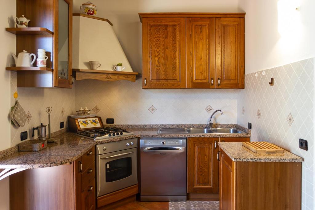 A kitchen or kitchenette at CASE&COLLINE La Macchia