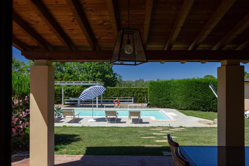 The swimming pool at or close to CASE&COLLINE La Macchia