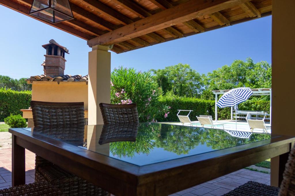 The swimming pool at or close to CASE&COLLINE La Macchia