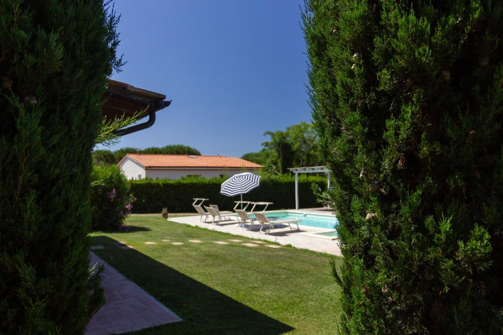 The swimming pool at or close to CASE&COLLINE La Macchia