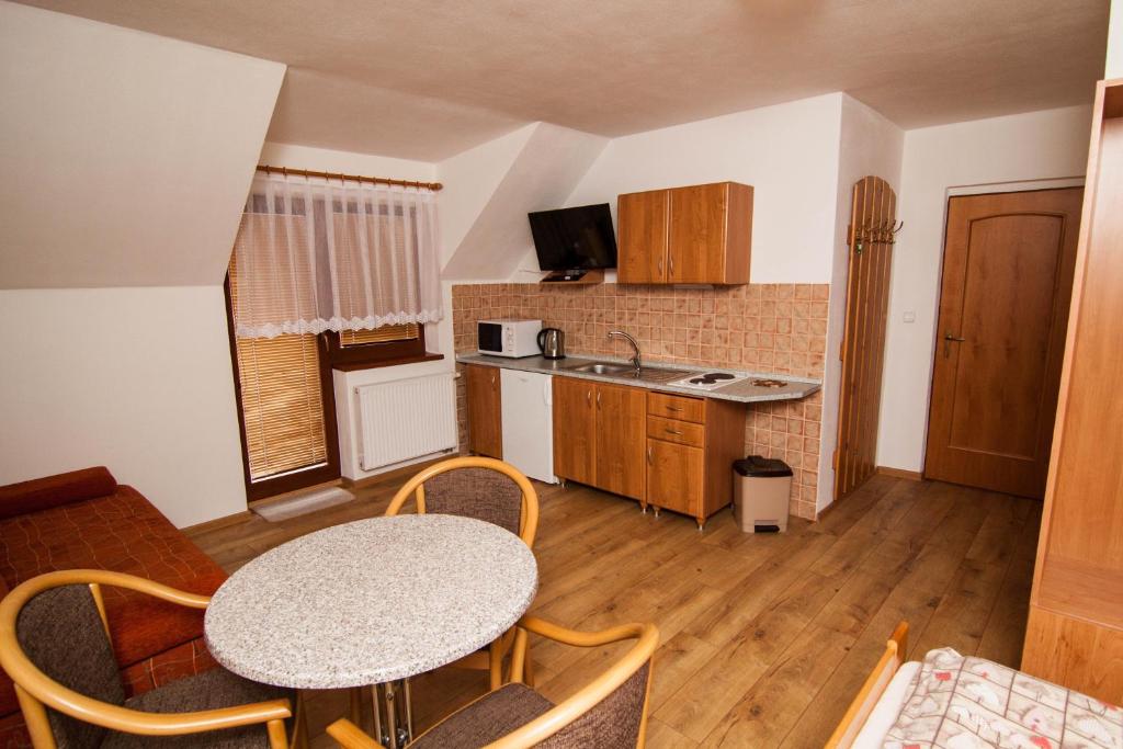 Kuchyňa alebo kuchynka v ubytovaní Apartmány Ďurik
