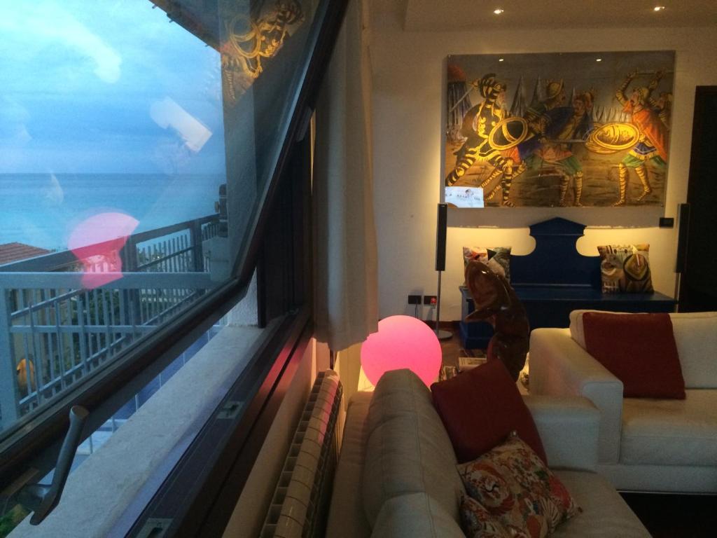 A seating area at Mondello Luxury Apartment on the Beach