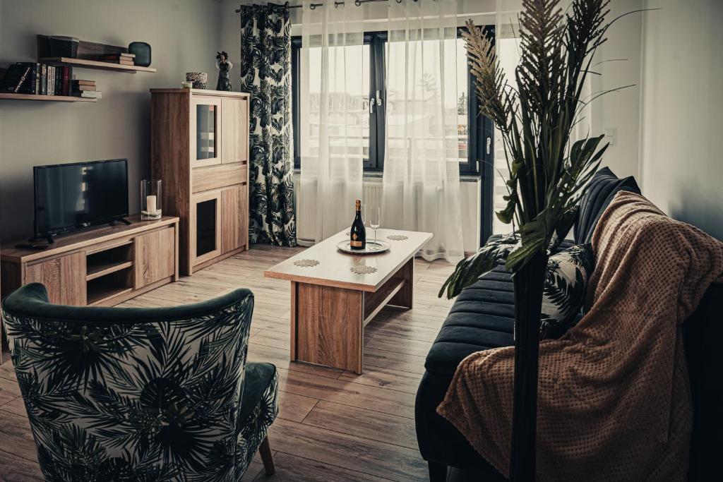 ein Wohnzimmer mit einem Sofa und einem Tisch in der Unterkunft Apartamenty Na Szlaku 